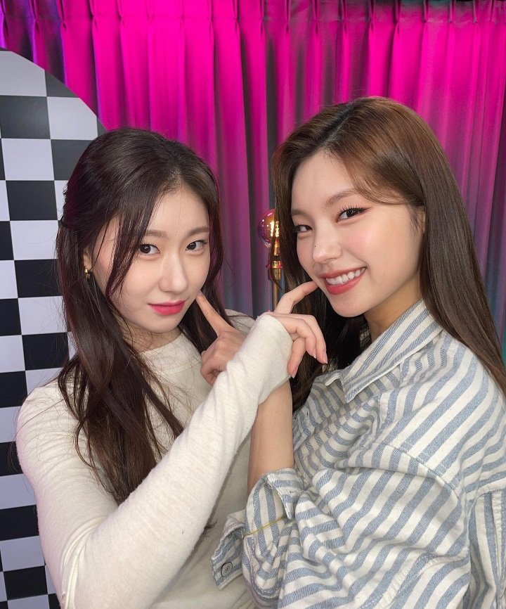 PinYeji's tweet photo. : ̗̀➛ Chaerji ღ https://t.co/Ka4uhhLdS4