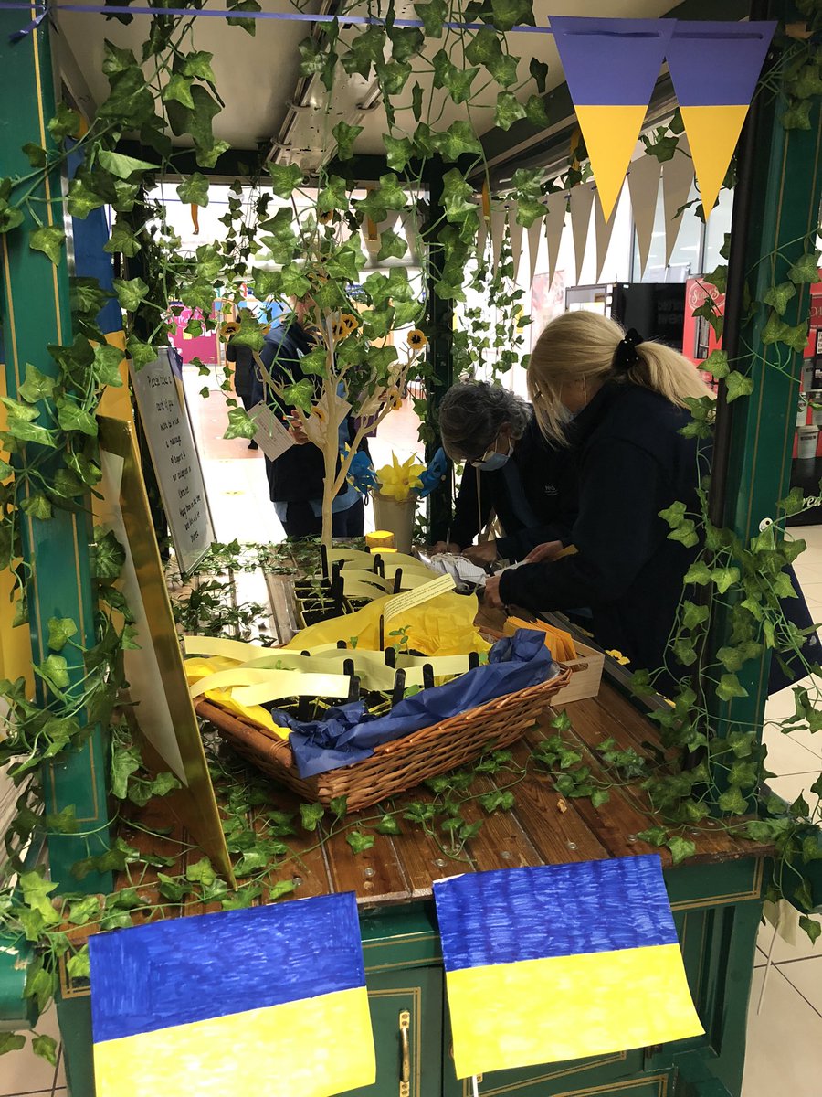 If you’re in GRI take a sunflower seed and leave a message for our Ukrainian colleagues #nurseforpeace #NursesWeek <a href="/NHSGGC/">NHS Greater Glasgow and Clyde</a> <a href="/MariaBoothroyd/">Maria Boothroyd</a> <a href="/smlmyers/">patricia myers</a>