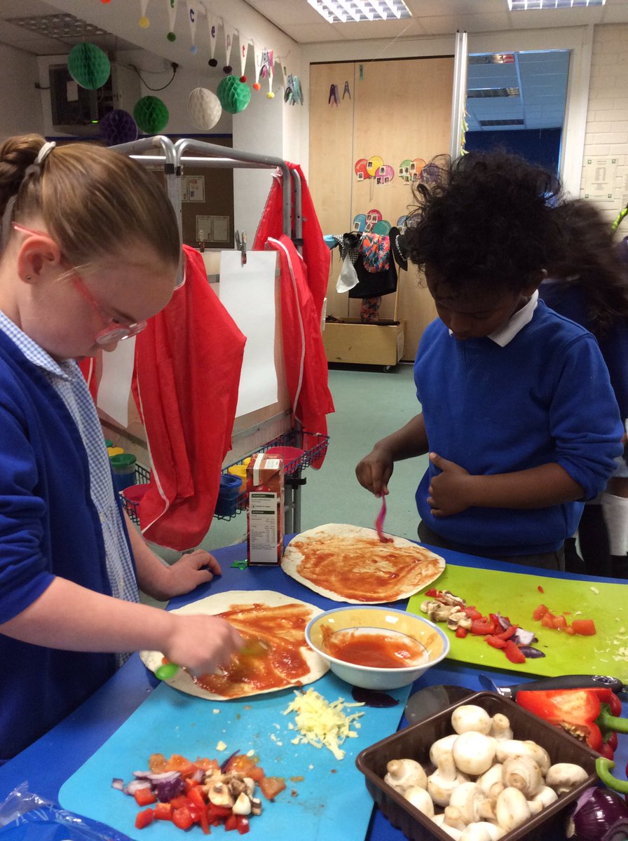 EYFS2stannes's tweet photo. Alder class LOVE pizza so... we made our very own! 🇮🇹Belissimo! Make sure to get your orders in!!! https://t.co/6U097RZ6Bh