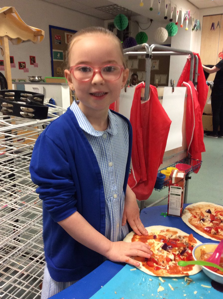 EYFS2stannes's tweet photo. Alder class LOVE pizza so... we made our very own! 🇮🇹Belissimo! Make sure to get your orders in!!! https://t.co/6U097RZ6Bh