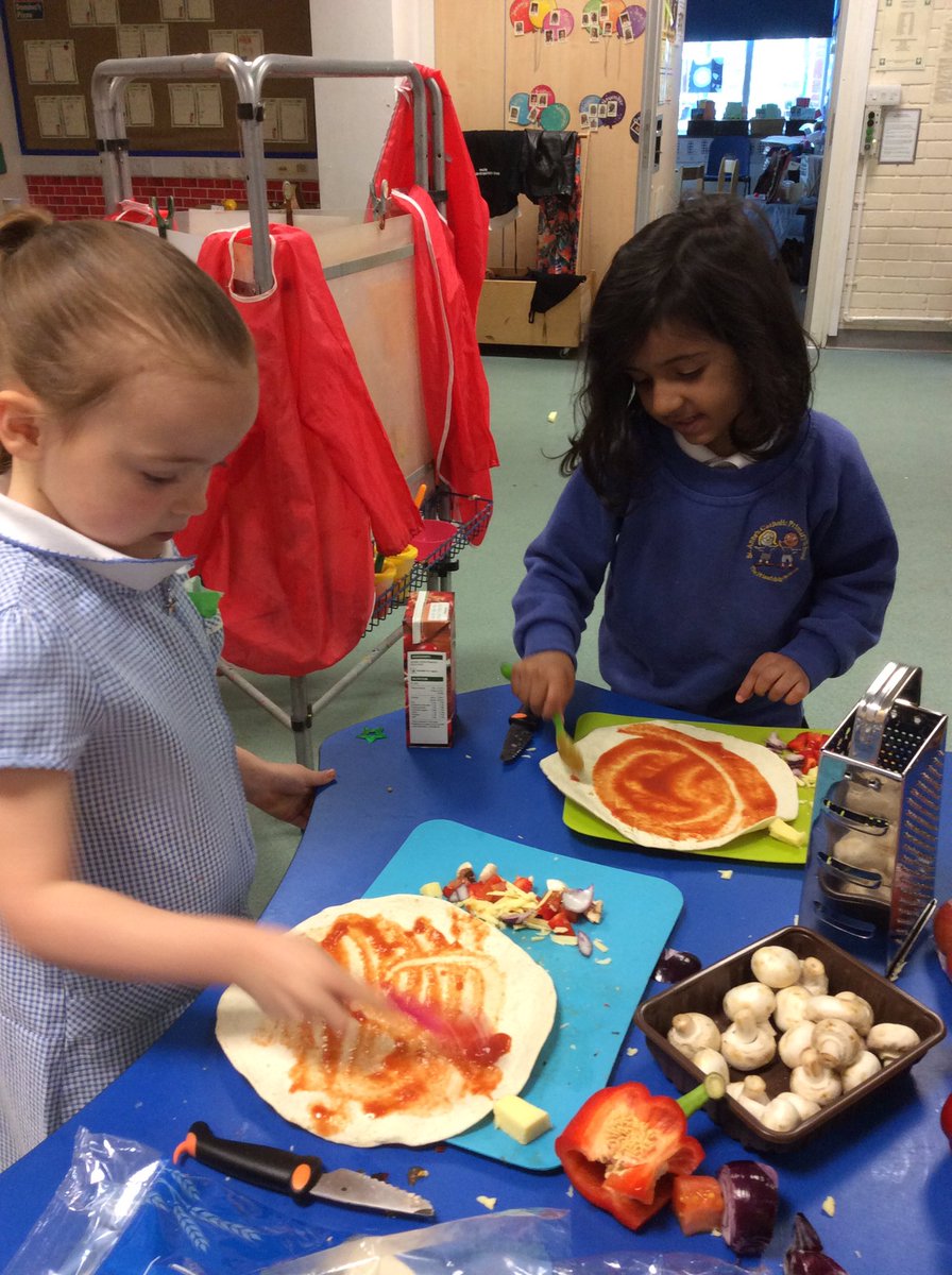 EYFS2stannes's tweet photo. Alder class LOVE pizza so... we made our very own! 🇮🇹Belissimo! Make sure to get your orders in!!! https://t.co/6U097RZ6Bh