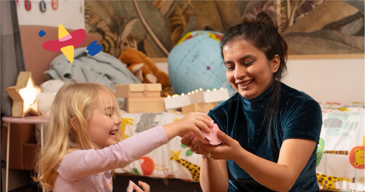 C'est en s’amusant qu’Emma développe ses passions et sa compréhension du monde avec sa Nounou Pooja. Elles adorent toutes les deux l’architecture et la construction : Pooja encourage Emma chaque jour à être créative et ensemble elles fabriquent maisons, buildings et châteaux ! 🏰