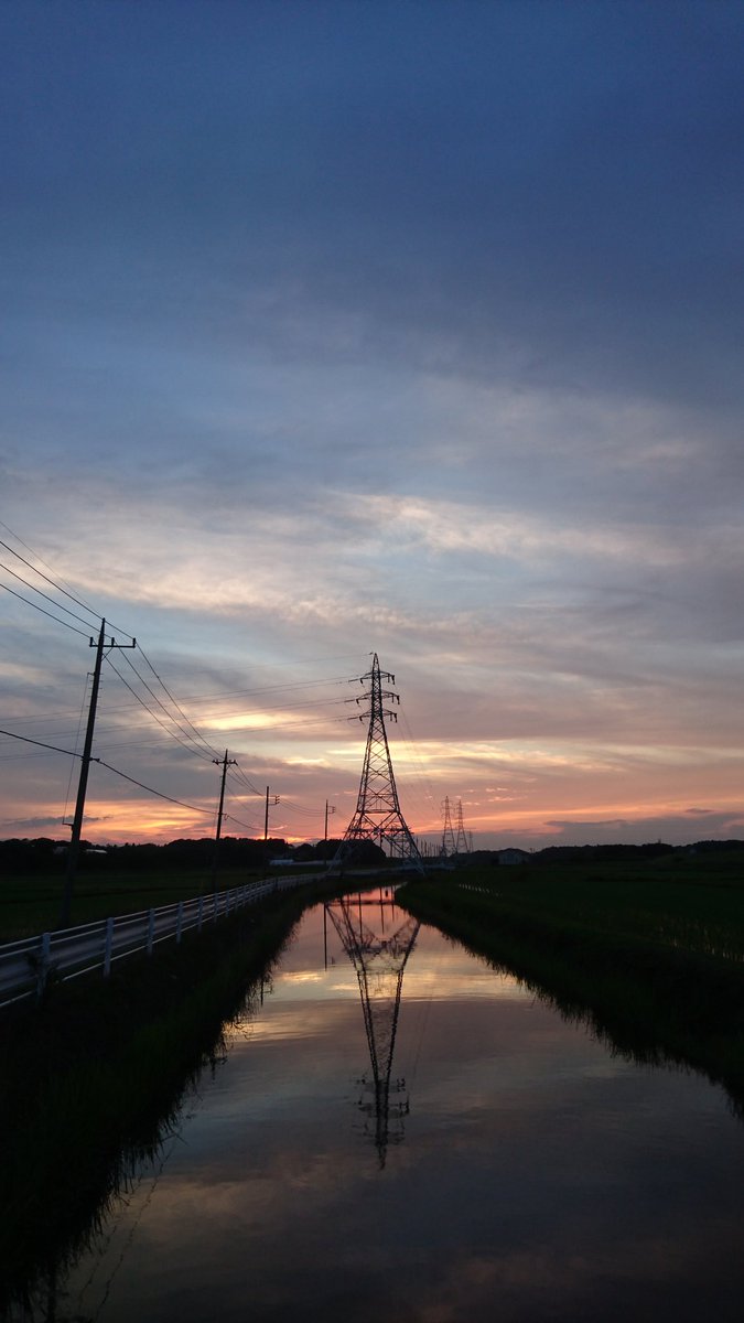 oQYPVSDzZXvvmO2's tweet photo. 夕焼けに染まり出す空は
何かを��めるわけでもなく

普段と何ら変わりのない
決まりきったルーティンを見せる

やがて草木の揺れる音も止み
風は静寂の空へと帰りる

後に残るのは
静かな呼吸と
重た過ぎる心だけ

それでも自分は
この感覚が好きで
この雰囲気も大好きだ

今日もありがとう ー https://t.co/llYBYRtzSE