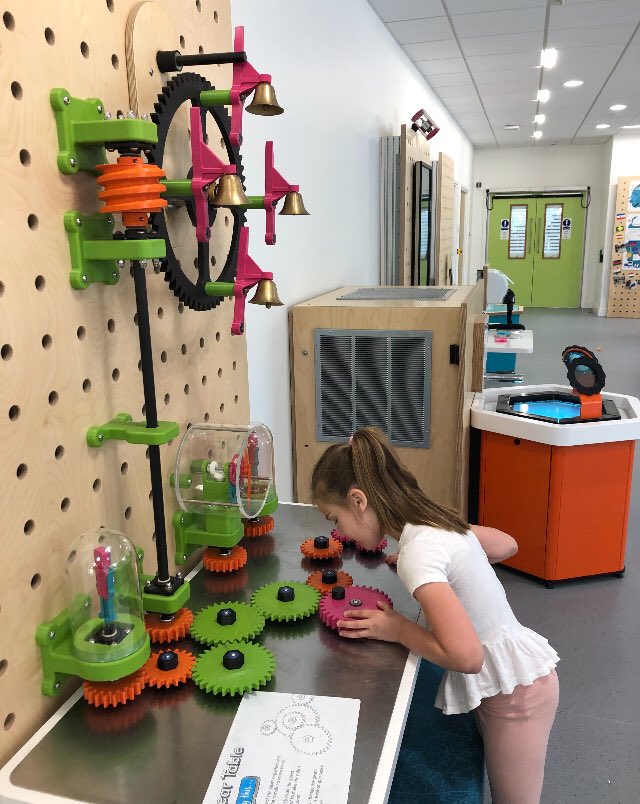 CarrdusYear1's tweet photo. It’s so much fun exploring Science! #carrdusschool #scienceoxford https://t.co/HcFBtMpmEe