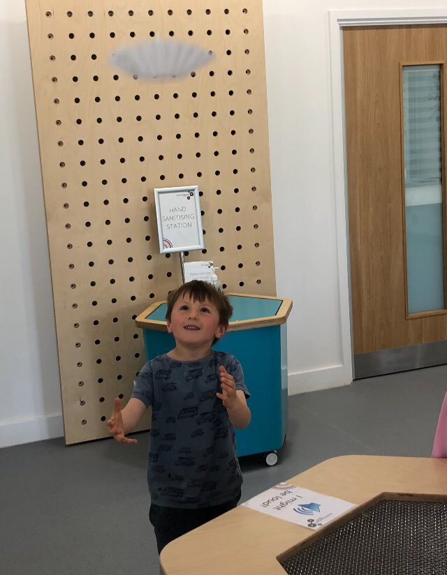CarrdusYear1's tweet photo. It’s so much fun exploring Science! #carrdusschool #scienceoxford https://t.co/HcFBtMpmEe