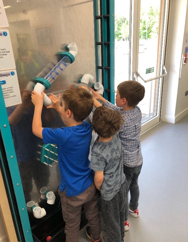 CarrdusYear1's tweet photo. It’s so much fun exploring Science! #carrdusschool #scienceoxford https://t.co/HcFBtMpmEe