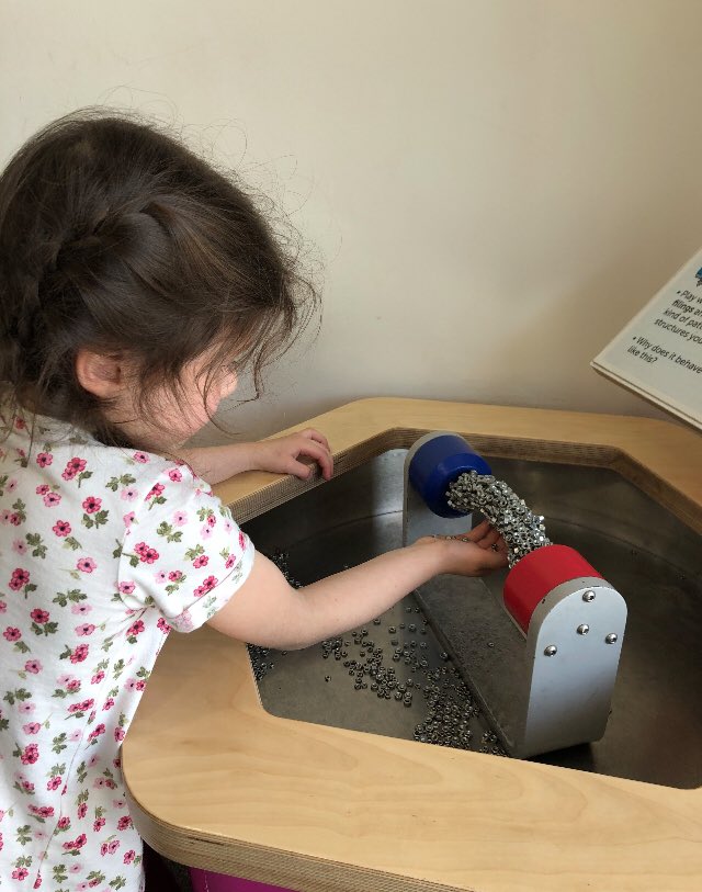 CarrdusYear1's tweet photo. It’s so much fun exploring Science! #carrdusschool #scienceoxford https://t.co/HcFBtMpmEe