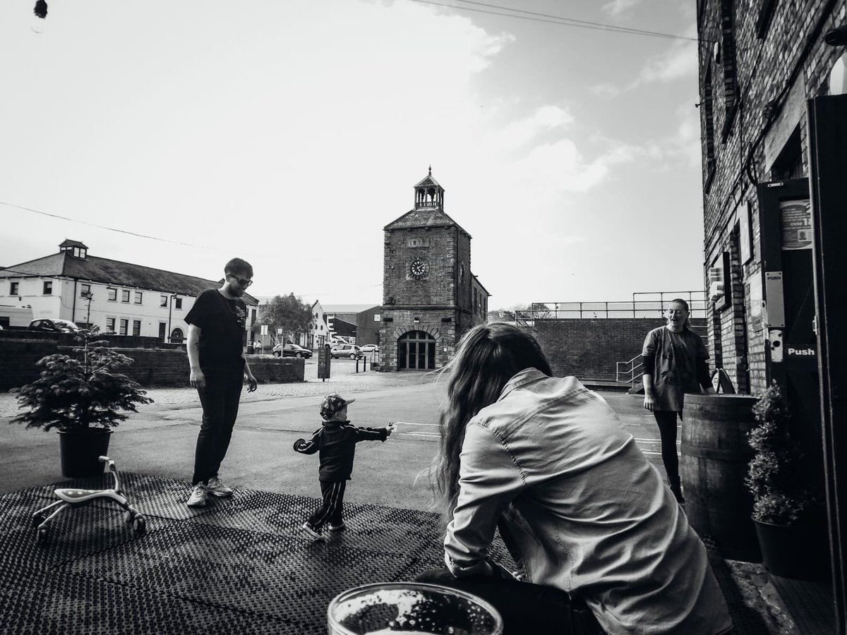 2kniveskitchen's tweet photo. Absolutely brilliant weekend, forgot to take any food or beer photos again 🤦‍♀️ so a lovely black and white photo instead thanks to @tezthunderpunch aka @2kbitontheside.
A huge thank to our amazing customers and community 🤘
#2knives #2kniveskitchen #craftbeer #burger #community https://t.co/65qTb64Qq3