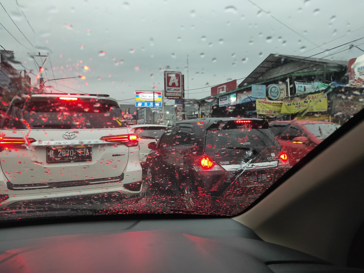 mysatriahitam's tweet photo. @PRFMnews bojongsoang macet, hujan https://t.co/XGFcF83uQN