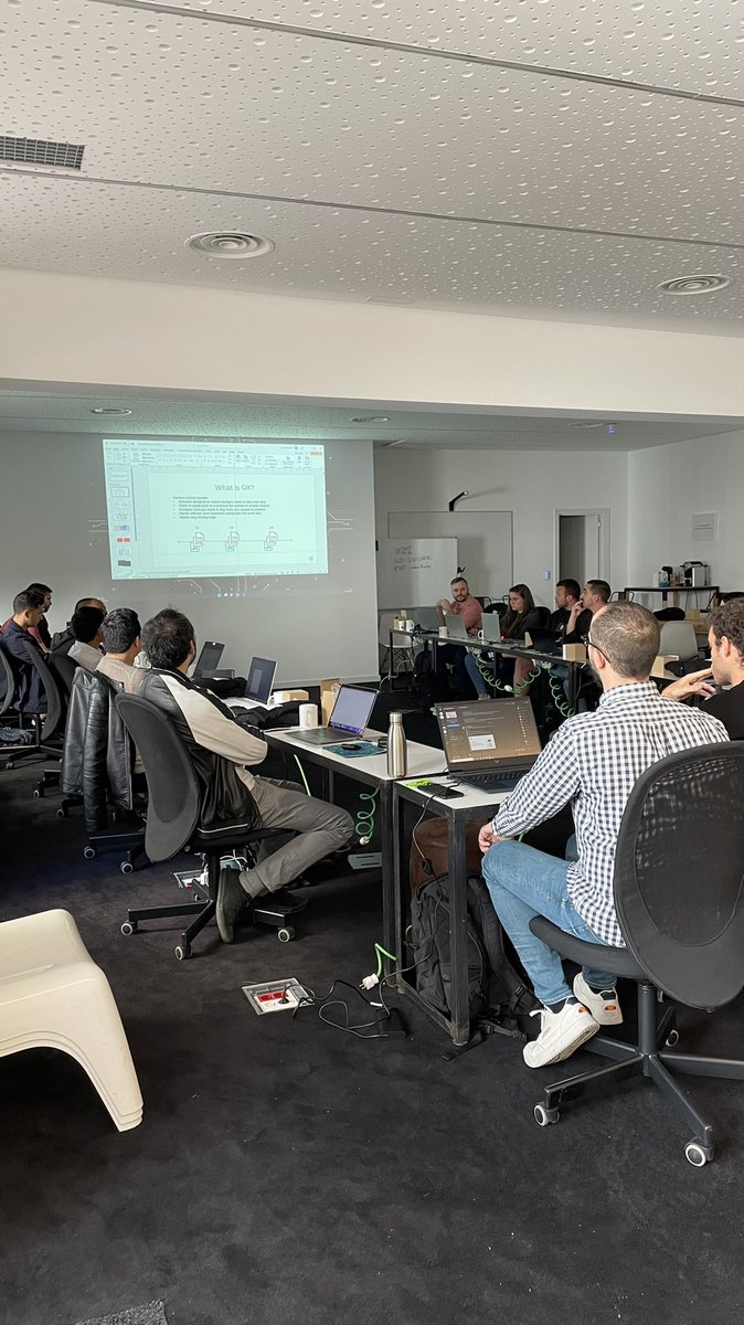 ISDICoders's tweet photo. ¡Arrancamos! 🚀

Nueva promoción en el bootcamp de @ISDICoders Madrid.

Empieza el día con mensajes motivadores (muy importante para concienciar de cómo van a ser las próximas semanas) y adentrándonos en Git y GitHub 💻 https://t.co/1iBhLUyVzd