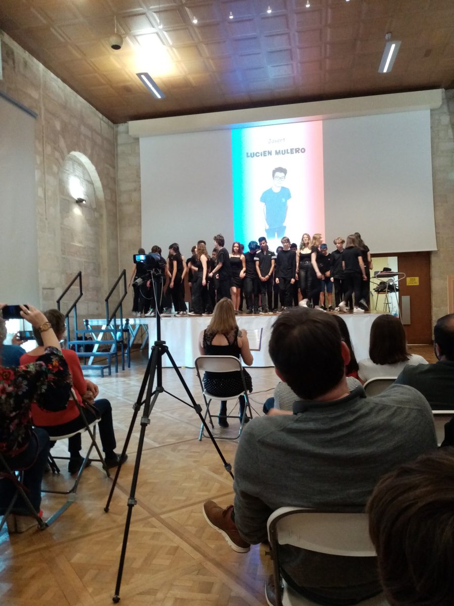 clgpierreloti's tweet photo. Représentation de la comédie musicale "Les misérables" par les élèves de 4B et de 3B encadrés par leurs professeures Mme Goffette et Mme Plaut. Superbe prestation, riche travail pédagogique. Bravo à tous ! @DSDEN17 @acpoitiers @SMarcilly https://t.co/PXMmmEQNsr