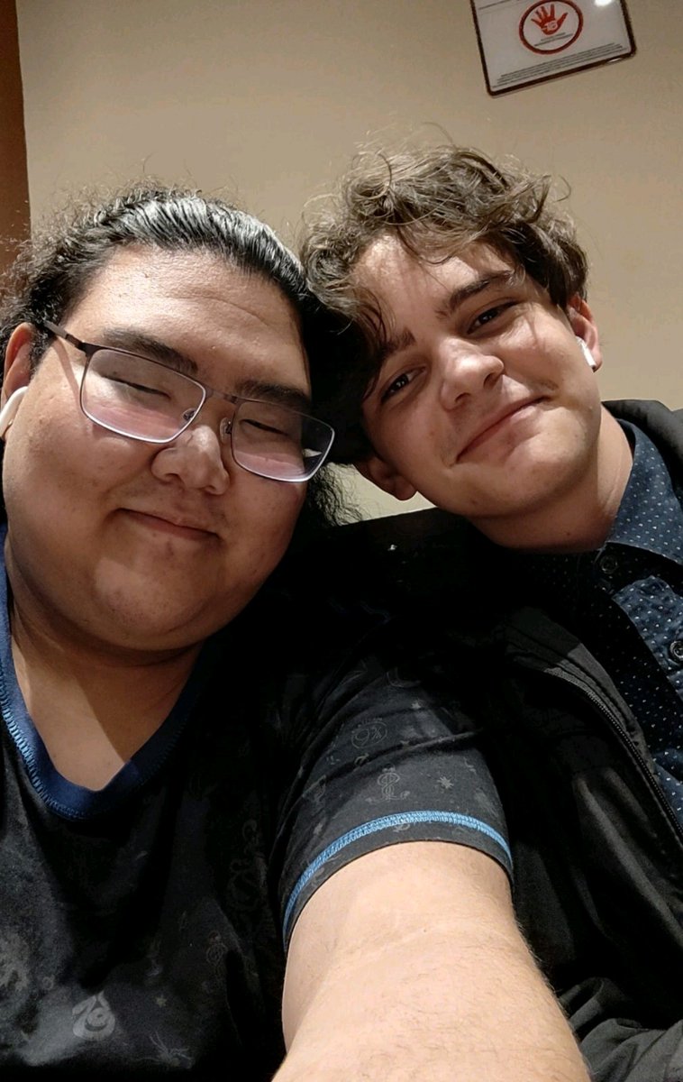 opequalstrue's tweet photo. EU E MEU ✨NAMORADO✨ (oficialmente agora EHHEEHEHEH)

EU QUASE EXPLODI NESSE SÁBADO AMIGOS

(mas minha aliança ficou lá pra trocar o tamanho 😭😭 e ele jogando na minha cara)

amo ele. muito. mais. https://t.co/k08PpzkpGr