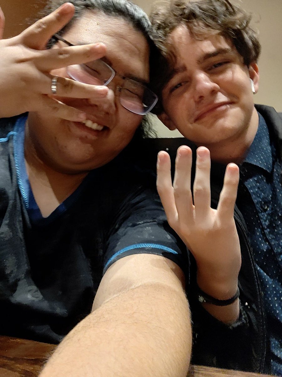 opequalstrue's tweet photo. EU E MEU ✨NAMORADO✨ (oficialmente agora EHHEEHEHEH)

EU QUASE EXPLODI NESSE SÁBADO AMIGOS

(mas minha aliança ficou lá pra trocar o tamanho 😭😭 e ele jogando na minha cara)

amo ele. muito. mais. https://t.co/k08PpzkpGr