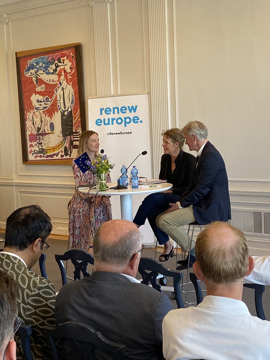 Lige nu taler @FrkCallesen om EU og forsvarsforbeholdet med <a href="/CecilieBanke/">Cecilie Felicia Stokholm Banke</a> og Friis Arne Petersen, fhv. ambassadør for Danmark i USA, Kina og Tyskland.
Se med live her:

facebook.com/radikalevenstr…

#dkpol #eupol #eudk