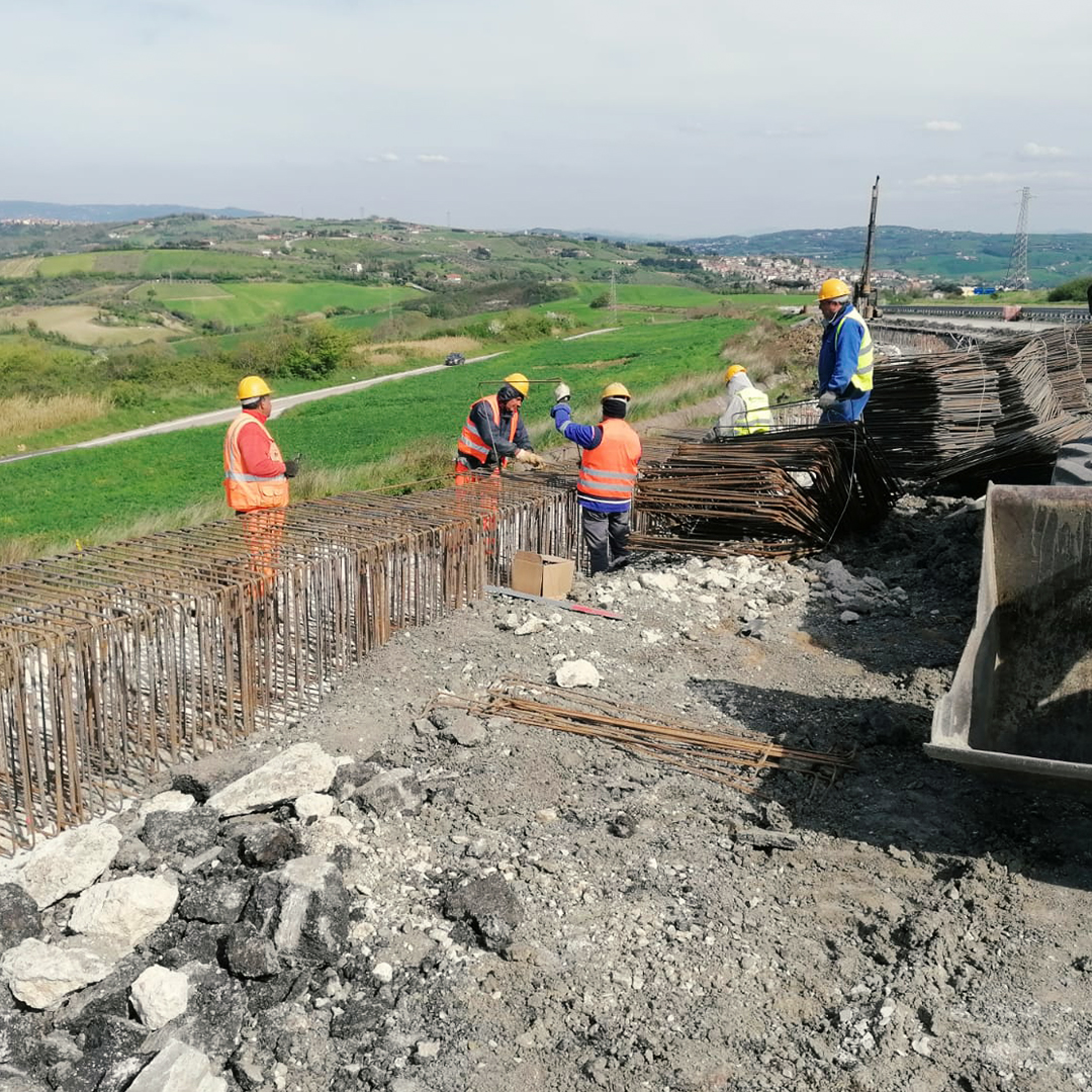 StradeAnas's tweet photo. #Campania #Anas proseguono lavori di manutenzione programmata per risanamento corpo stradale e consolidamento scarpata sulla #SS87 “Sannitica”. Investimento 2,6 mln di euro. https://t.co/xHFDROebWP