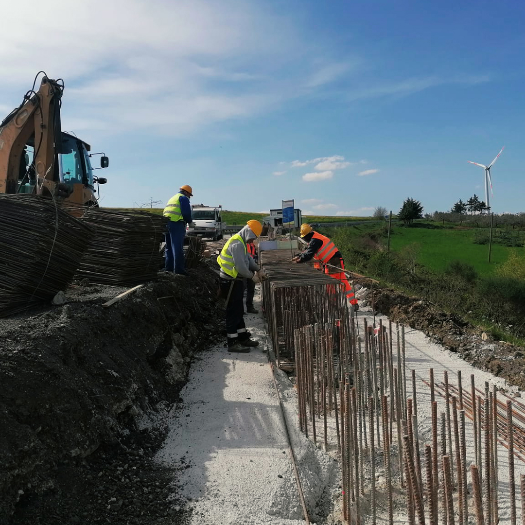 StradeAnas's tweet photo. #Campania #Anas proseguono lavori di manutenzione programmata per risanamento corpo stradale e consolidamento scarpata sulla #SS87 “Sannitica”. Investimento 2,6 mln di euro. https://t.co/xHFDROebWP
