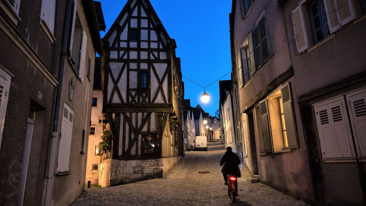 VilledeChartres's tweet photo. En 2017, #Chartres métropole a conclu avec #CITEOS un contrat de modernisation de l'#ÉclairagePublic. Le rapport d'activité 2021 permet de mesurer les avancées de cette action en termes d'efficacité et d'économies d'énergie pour la @VilledeChartres ► https://t.co/mp9ErtCli3 💡🌖 https://t.co/0r3yKqZLvO