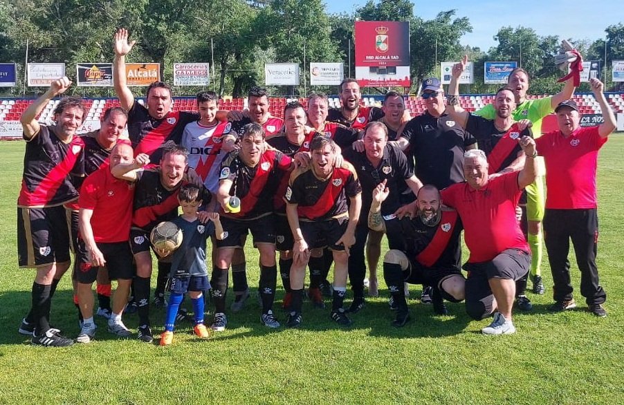 rvmveteranos's tweet photo. 👴🏻 LIGA VETERANOS @RFFM_oficial | #CAMPEONES de la 1ª Liga #RFFM tras la victoria de ayer en #AlcalaDeHenares con mucha VALENTÍA, CORAJE y NOBLEZA
🥅Vet. @rsda_oficial - 0️⃣
AV @RayoVallecano - 2️⃣
⚽ Potele
⚽ Arranz
#VamosRayo #AVRV
#veteranosRFFM
#FutbolVeteranos
#AVRV https://t.co/sSc5fuCWK7