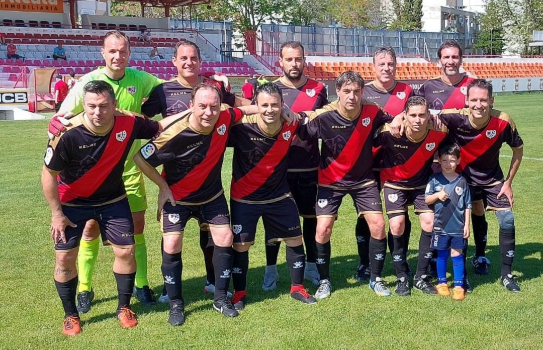rvmveteranos's tweet photo. 👴🏻 LIGA VETERANOS @RFFM_oficial | #CAMPEONES de la 1ª Liga #RFFM tras la victoria de ayer en #AlcalaDeHenares con mucha VALENTÍA, CORAJE y NOBLEZA
🥅Vet. @rsda_oficial - 0️⃣
AV @RayoVallecano - 2️⃣
⚽ Potele
⚽ Arranz
#VamosRayo #AVRV
#veteranosRFFM
#FutbolVeteranos
#AVRV https://t.co/sSc5fuCWK7