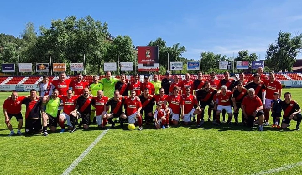 rvmveteranos's tweet photo. 👴🏻 LIGA VETERANOS @RFFM_oficial | #CAMPEONES de la 1ª Liga #RFFM tras la victoria de ayer en #AlcalaDeHenares con mucha VALENTÍA, CORAJE y NOBLEZA
🥅Vet. @rsda_oficial - 0️⃣
AV @RayoVallecano - 2️⃣
⚽ Potele
⚽ Arranz
#VamosRayo #AVRV
#veteranosRFFM
#FutbolVeteranos
#AVRV https://t.co/sSc5fuCWK7