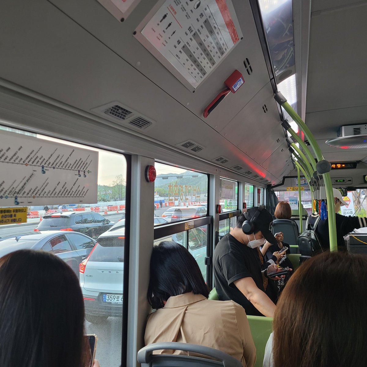itembank99's tweet photo. 퇴근 이벤트한다고 광화문서 버스가 꼼짝도 안한다 젠장. 마지막까지 이렇게 해야겠어 https://t.co/LqYvBCdORm