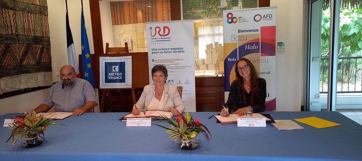 AFD_France's tweet photo. Le 27 avril, nous avons signé avec @ird_fr & @meteofrance un partenariat spécifique à la région #Pacifique. Nous renforçons ainsi notre collaboration autour d’enjeux liés au #ChangementClimatique & à la réduction des risques de catastrophe dans la région ➡️https://t.co/KQwmbn5uAq https://t.co/4RhhtOHzB7