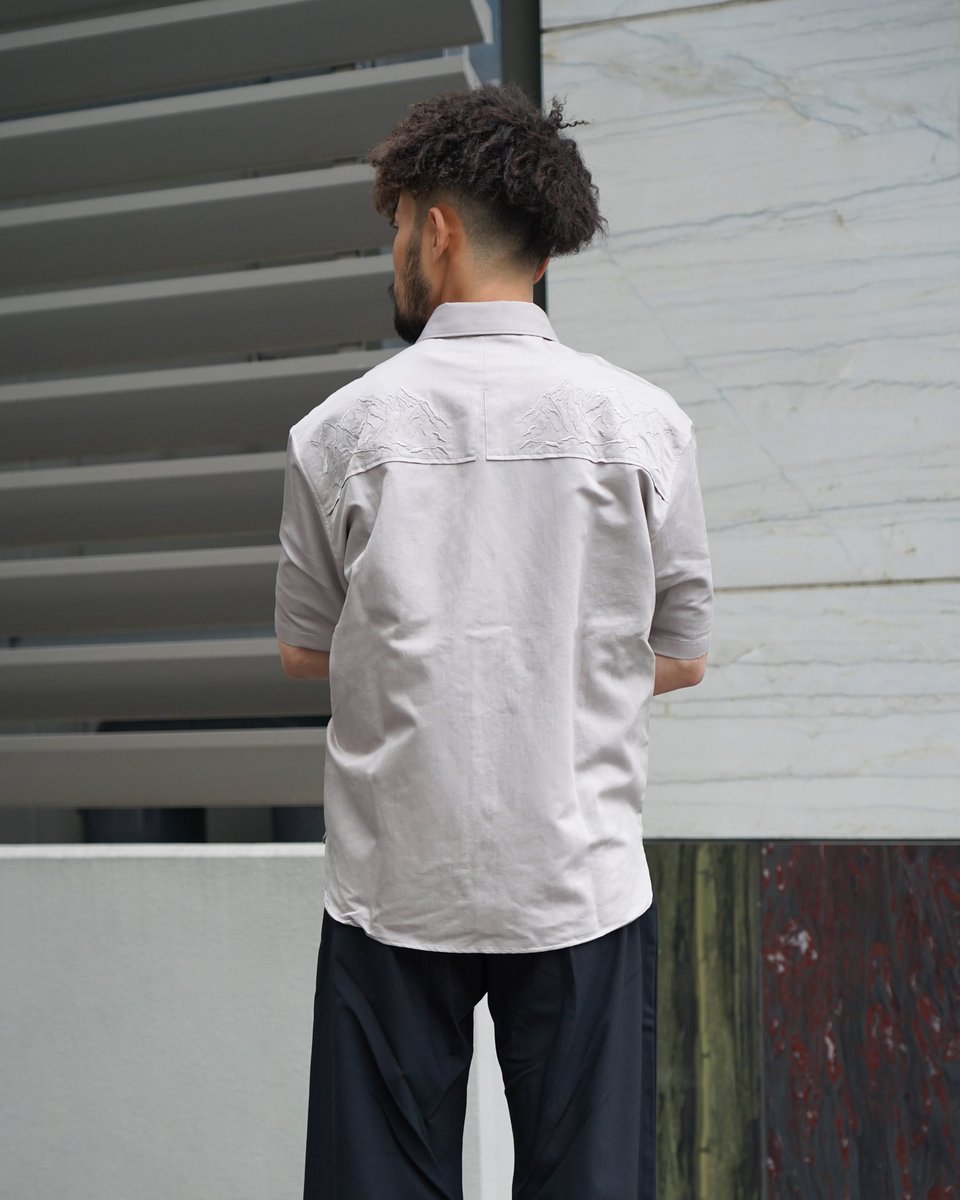 NewCsStudio's tweet photo. 【STEAF】ルックでも目を惹いた後ヨークに山の刺繍の入ったシャツをはじめ、春夏最新作が一挙公開⛰！
#steaf #newcsstudio #newcs

https://t.co/lXIkD9liZi https://t.co/sYNPoOHn2w