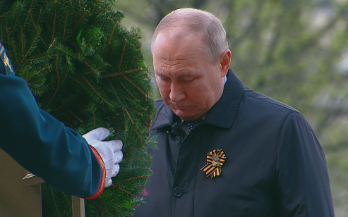 r82222402's tweet photo. Сегодня в Александровском саду возле вечного огня https://t.co/1QDXrla4Dh