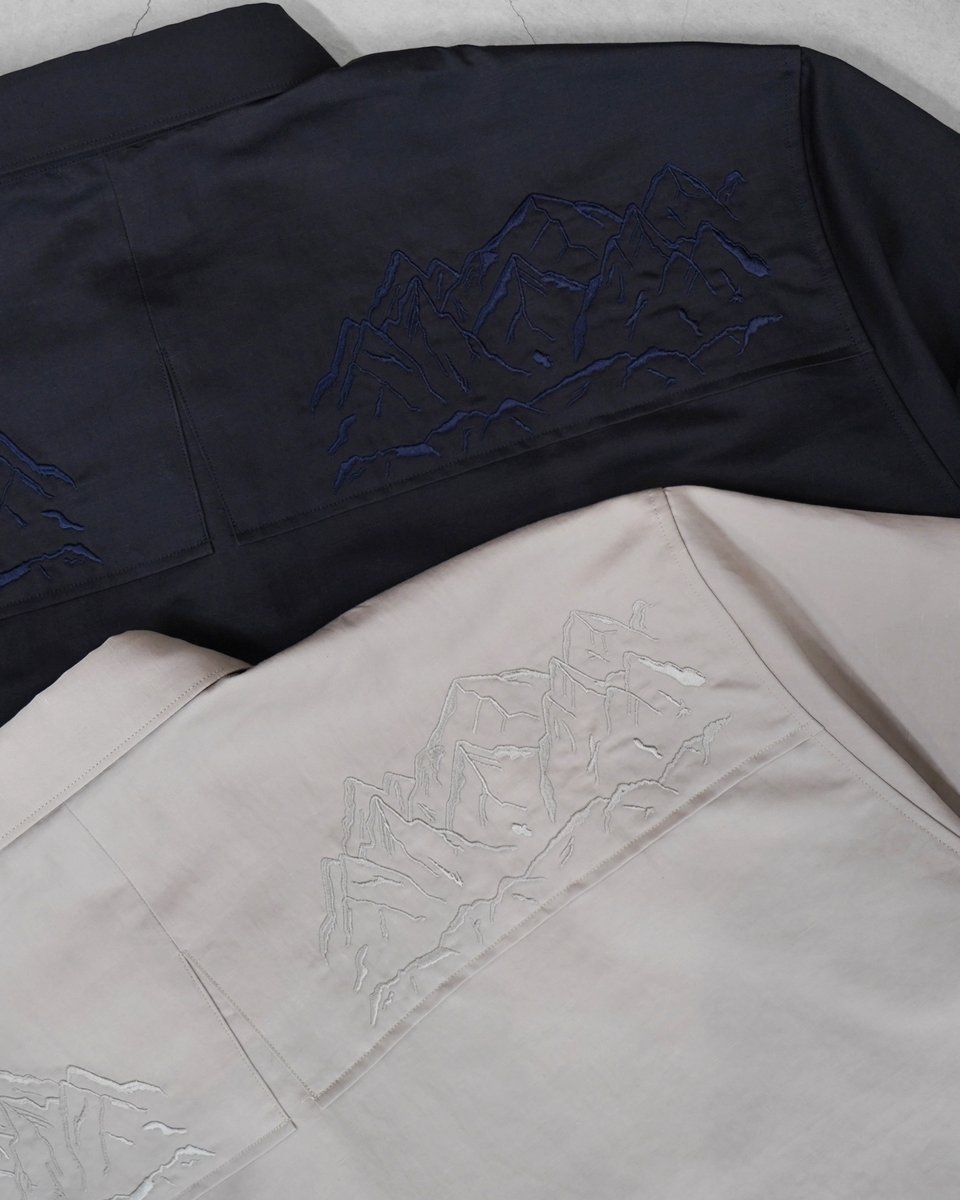 NewCsStudio's tweet photo. 【STEAF】ルックでも目を惹いた後ヨークに山の刺繍の入ったシャツをはじめ、春夏最新作が一挙公開⛰！
#steaf #newcsstudio #newcs

https://t.co/lXIkD9liZi https://t.co/sYNPoOHn2w