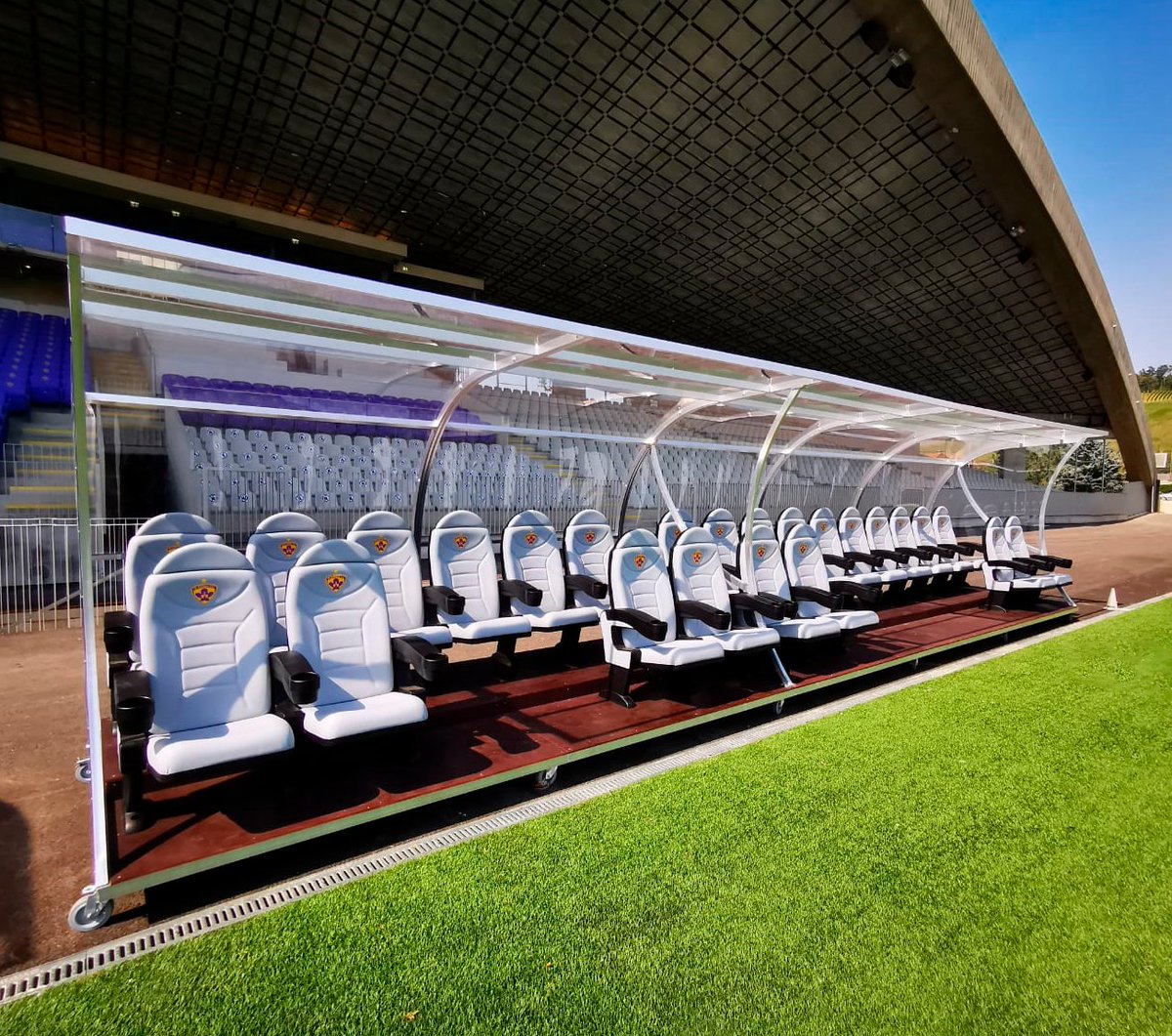 EuroSeating_Int's tweet photo. 💜🤍 Benches for Stadion Ljudski vrt, in Slovenia with Montreal Club Comfort V09 🔗 The same model of seat can be perfectly adapted to a cinema or a sport project thanks to the personalised study of each project #euroseatingaroundtheworld #euroseating #butacasEuroSeating https://t.co/AmqbX3bsU4