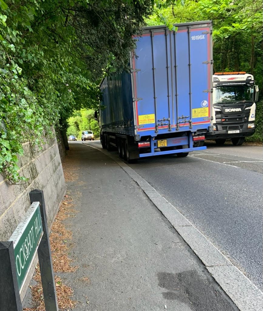 Does this look like a #saferoutetoschool to you <a href="/SurreyCouncil/">Surrey County Council Customer Services</a> ??#ReigatePriorySOS