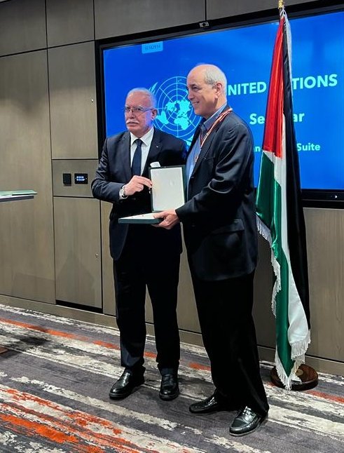 Michael Lynk just ended a 6-year term as UN Special Rapporteur on Palestine.

I said he acted as an agent of the PLO. Lynk insisted he was impartial.

Now he stopped pretending: PLO Chair Abbas awarded him the “Order of the Star of Jerusalem” presented in Dublin by FM Riad Malki.