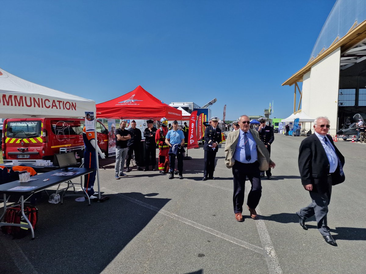 clgpierreloti's tweet photo. Participation d'un groupe d'élèves de 4ème et 3ème au forum défense et sécurité organisé par la ville de Rochefort. De nombreux et riches échanges sur les métiers et formations de la défense. @acpoitiers @DSDEN17 @SMarcilly @herveblanche https://t.co/jhNEpugskd