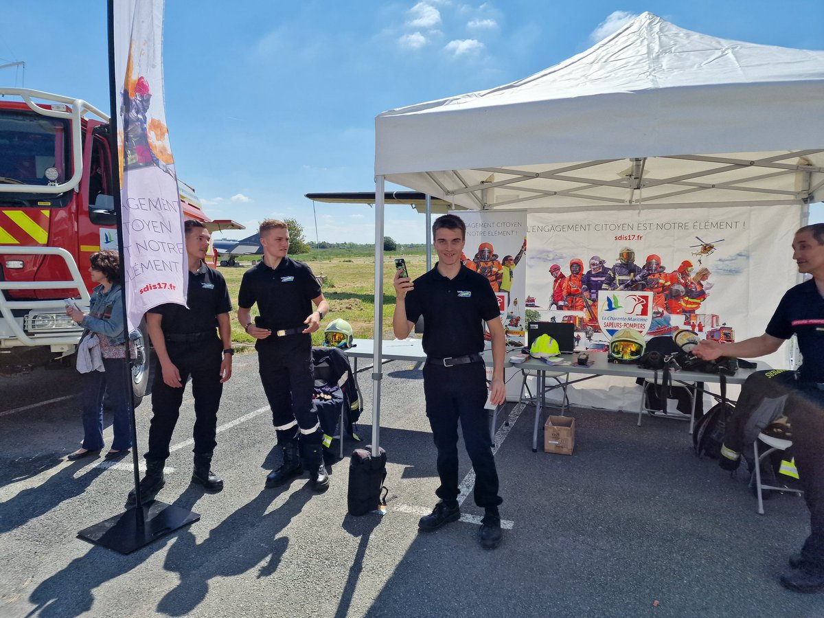 clgpierreloti's tweet photo. Participation d'un groupe d'élèves de 4ème et 3ème au forum défense et sécurité organisé par la ville de Rochefort. De nombreux et riches échanges sur les métiers et formations de la défense. @acpoitiers @DSDEN17 @SMarcilly @herveblanche https://t.co/jhNEpugskd