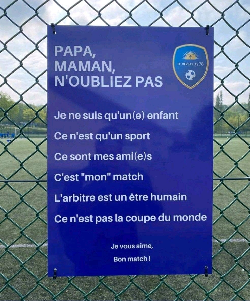 MamaSantiag's tweet photo. Que le FC Versailles ait jugé utile de mettre cette pancarte montre à quel point les parents sont devenus complètement tarés... https://t.co/ReJ2dkxPuK