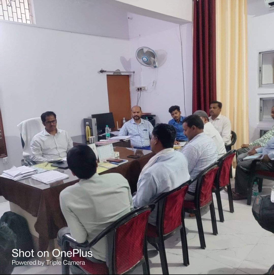 Cdosid1's tweet photo. काला नमक धान/चावल के लिए गठित जिला स्तरीय मॉनिटरिंग समिति (DLMC) एवं कालानमक निर्यातक बोर्ड की बैठक का आयोजन कृषि भवन में किया गया l जिसमें काला नमक के किसानों से सम्बन्धित समस्या के निस्तारण करने हेतु निर्देश देते हुए  निर्यातको से सुझाव प्राप्त किया गया l @dmsid1 @diosdr1 https://t.co/amyzkZyv8t