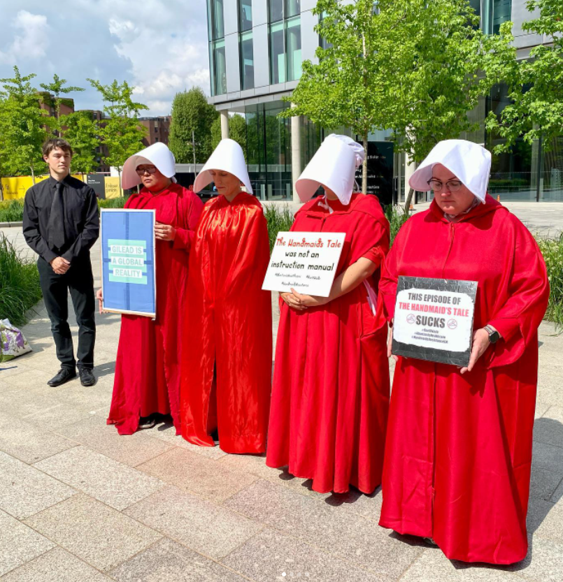 TimeOutLondon's tweet photo. A 'Handmaid's Tale'-inspired protest outside the US Embassy in London following the news of the potential overturning of Roe v Wade in the US
​ 
​[📸​: @caroline_of_the_bennett] https://t.co/MiSS434574