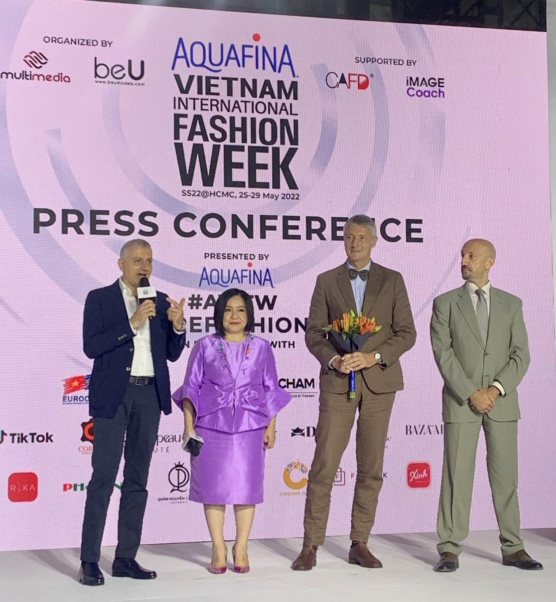 Midercole's tweet photo. Press Conference Aquafina Vietnam International Fashion Week 2022. @IchamV @ItalyinHCMC @ITAHochiminh
Camicissima Vietnam Prodotti Alfa Corium leather 🇮🇹🇻🇳 #AVIFW #REFASHION https://t.co/KIzIKBO6gU