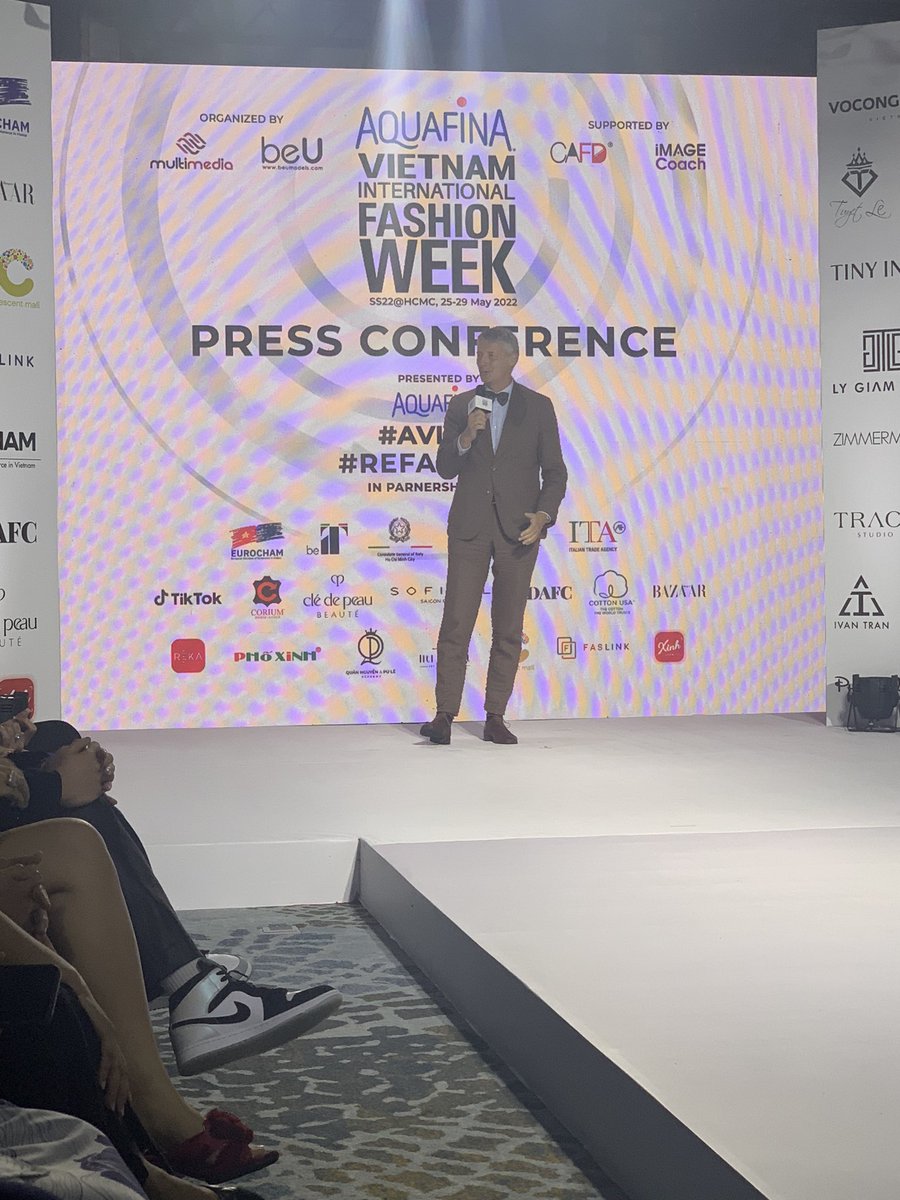 Midercole's tweet photo. Press Conference Aquafina Vietnam International Fashion Week 2022. @IchamV @ItalyinHCMC @ITAHochiminh
Camicissima Vietnam Prodotti Alfa Corium leather 🇮🇹🇻🇳 #AVIFW #REFASHION https://t.co/KIzIKBO6gU