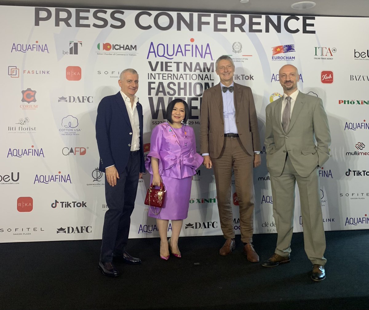 Midercole's tweet photo. Press Conference Aquafina Vietnam International Fashion Week 2022. @IchamV @ItalyinHCMC @ITAHochiminh
Camicissima Vietnam Prodotti Alfa Corium leather 🇮🇹🇻🇳 #AVIFW #REFASHION https://t.co/KIzIKBO6gU