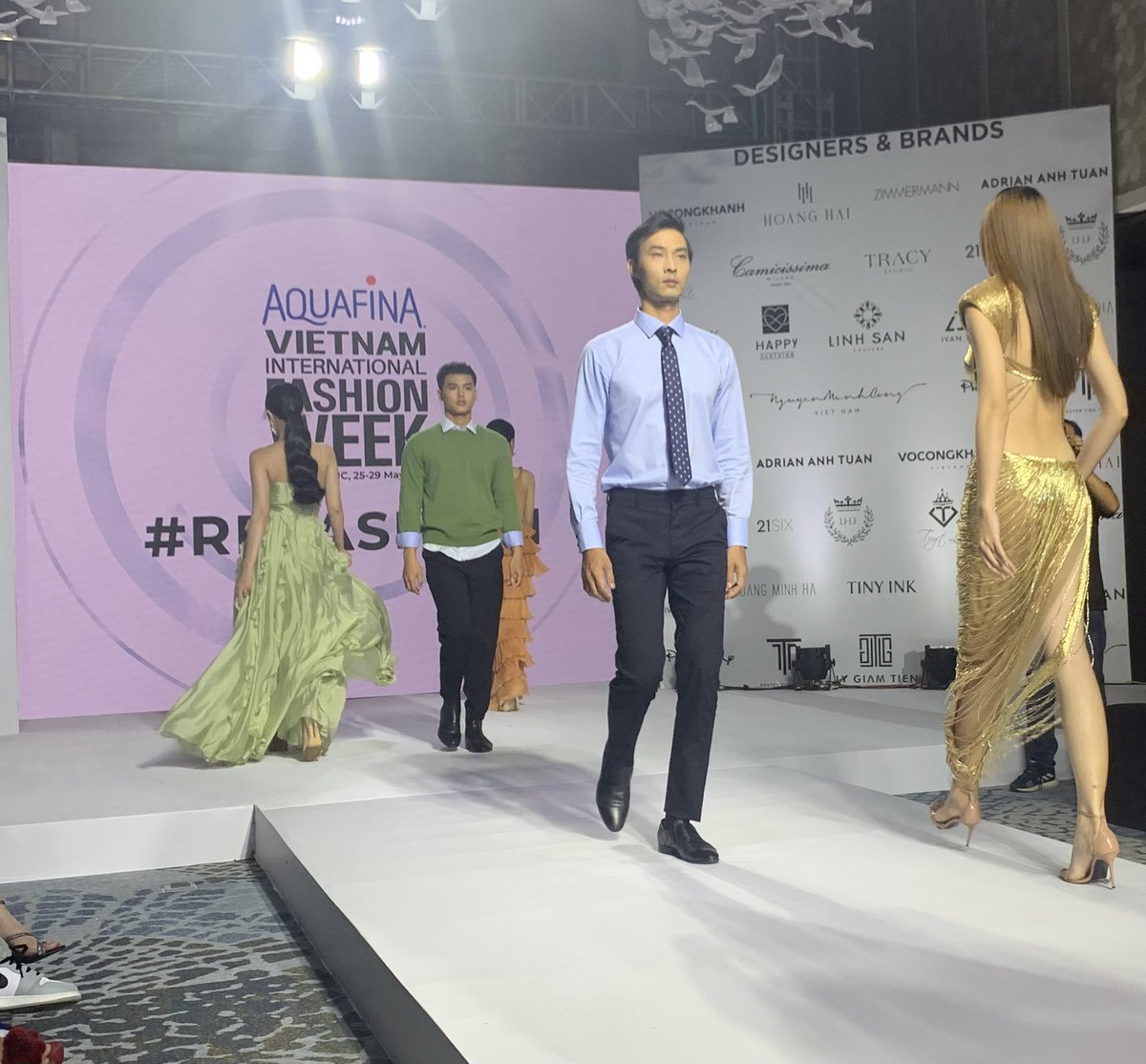 Midercole's tweet photo. Press Conference Aquafina Vietnam International Fashion Week 2022. @IchamV @ItalyinHCMC @ITAHochiminh
Camicissima Vietnam Prodotti Alfa Corium leather 🇮🇹🇻🇳 #AVIFW #REFASHION https://t.co/KIzIKBO6gU