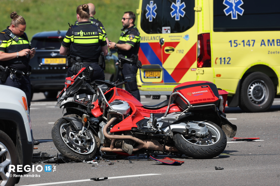 regio15's tweet photo. Nu online: Brandweermotor betrokken bij ongeval #LaanvanDelfvliet #DenHaag. https://t.co/ZzXqkmuL2e https://t.co/SatmnW4JSO