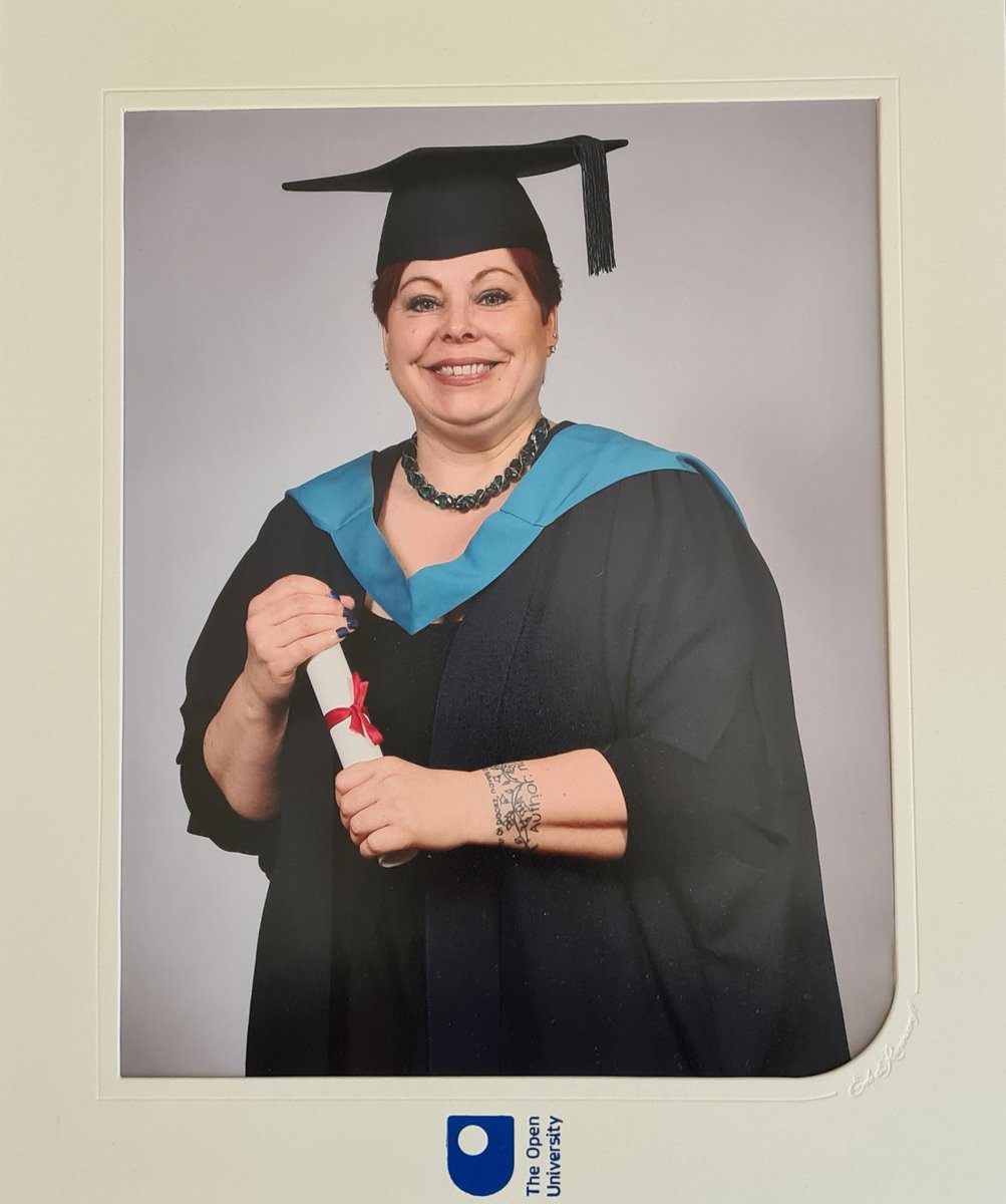 sjbwrites's tweet image. The official graduation photo. 🙂📚🎓

#OpenUniversity
#ContinuedProfessionalDevelopment 

#WritingCommunity #OUFamily #OUStudents