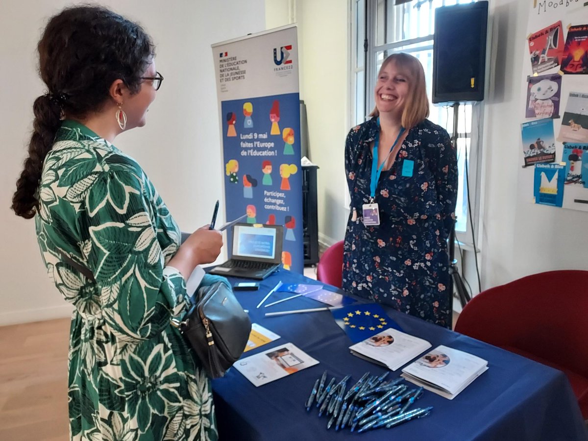 FEI_sevres's tweet photo. À l'occasion de la journée "Faites l'Europe de l'éducation !" au @lab110bis, les équipes de FEI présentent #LyceedEurope aux autres exposants et dialoguent avec les élèves présents 🇪🇺
@Europe2022FR #PFUE2022 @education_gouv @EdouardGeffray @lyceedeurope https://t.co/rXvXpf4Uvi