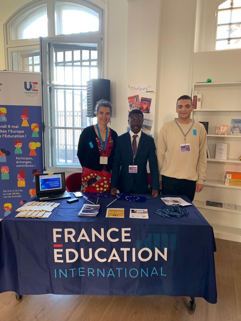 FEI_sevres's tweet photo. À l'occasion de la journée "Faites l'Europe de l'éducation !" au @lab110bis, les équipes de FEI présentent #LyceedEurope aux autres exposants et dialoguent avec les élèves présents 🇪🇺
@Europe2022FR #PFUE2022 @education_gouv @EdouardGeffray @lyceedeurope https://t.co/rXvXpf4Uvi