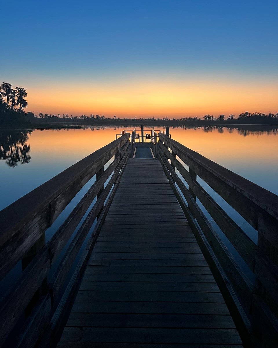 JMyers_Photos's tweet photo. The dock at Hancock Lake just before the sun rises. These colors were only there for a minute or two before disappearing. #photography #sunrise https://t.co/2oACphqhxE
