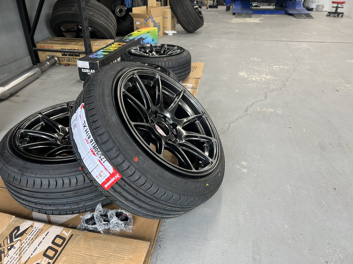 AGEproof66's tweet photo. アクア 

新しいお靴です😊😊
海外取り寄せで なかなか時間かかりました😂
XXR 8J 

自分の車を盗撮するとこ盗撮しましたw

 #XXR https://t.co/JL2KHE4cIG