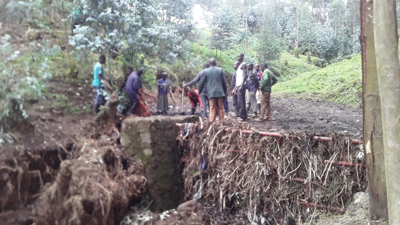 karambikarima's tweet photo. Abaturage bati: isuri ntikwiye kudusenyera ibikorwa remezo.
Abaturage b'Akagari ka Muhabura #Nyangesector @MusanzeDistrict babyukiye mu Umuganda wo gusibura inzira y'amazi aca mu kiraro cya nkogote cyafunzwe n'isuri amazi akajya kubasenyera, ikiraro nacyo hafi kugwa
@AMpuhwe https://t.co/lZ6pC1UW4f