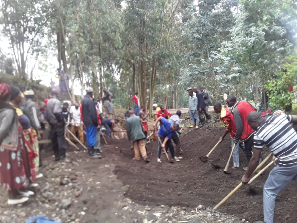 karambikarima's tweet photo. Abaturage bati: isuri ntikwiye kudusenyera ibikorwa remezo.
Abaturage b'Akagari ka Muhabura #Nyangesector @MusanzeDistrict babyukiye mu Umuganda wo gusibura inzira y'amazi aca mu kiraro cya nkogote cyafunzwe n'isuri amazi akajya kubasenyera, ikiraro nacyo hafi kugwa
@AMpuhwe https://t.co/lZ6pC1UW4f