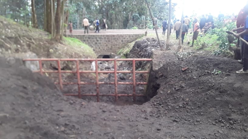 karambikarima's tweet photo. Abaturage bati: isuri ntikwiye kudusenyera ibikorwa remezo.
Abaturage b'Akagari ka Muhabura #Nyangesector @MusanzeDistrict babyukiye mu Umuganda wo gusibura inzira y'amazi aca mu kiraro cya nkogote cyafunzwe n'isuri amazi akajya kubasenyera, ikiraro nacyo hafi kugwa
@AMpuhwe https://t.co/lZ6pC1UW4f